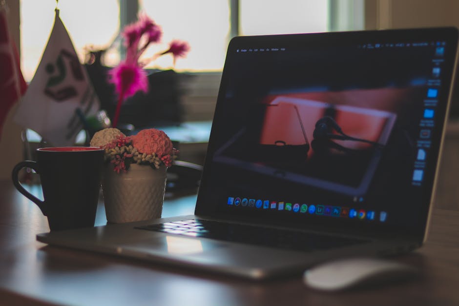 Laptop si cafea pe birou - inteligenta artificiala in rutina de dimineata