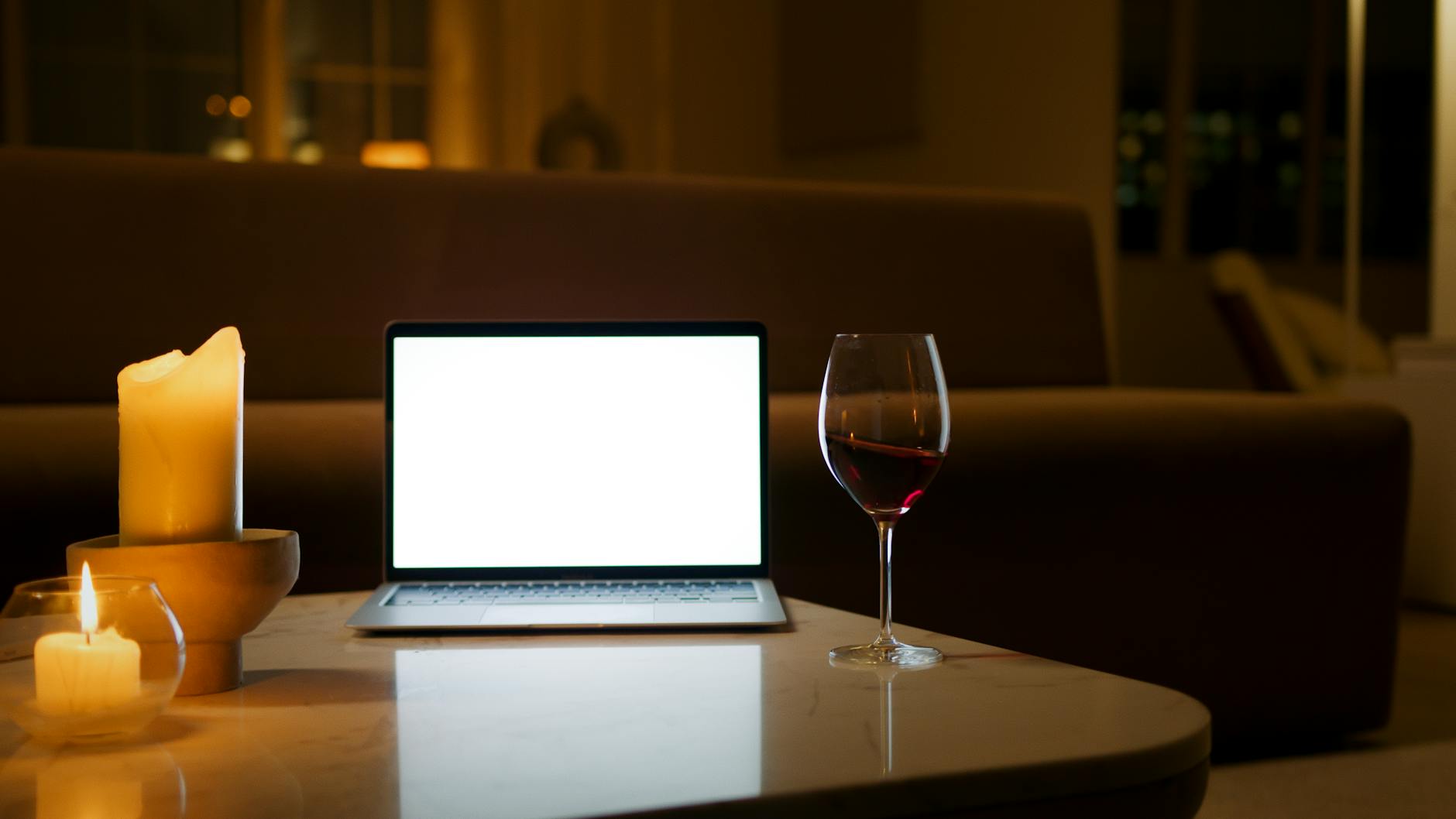 Lumanare si laptop - freelancer de Paste